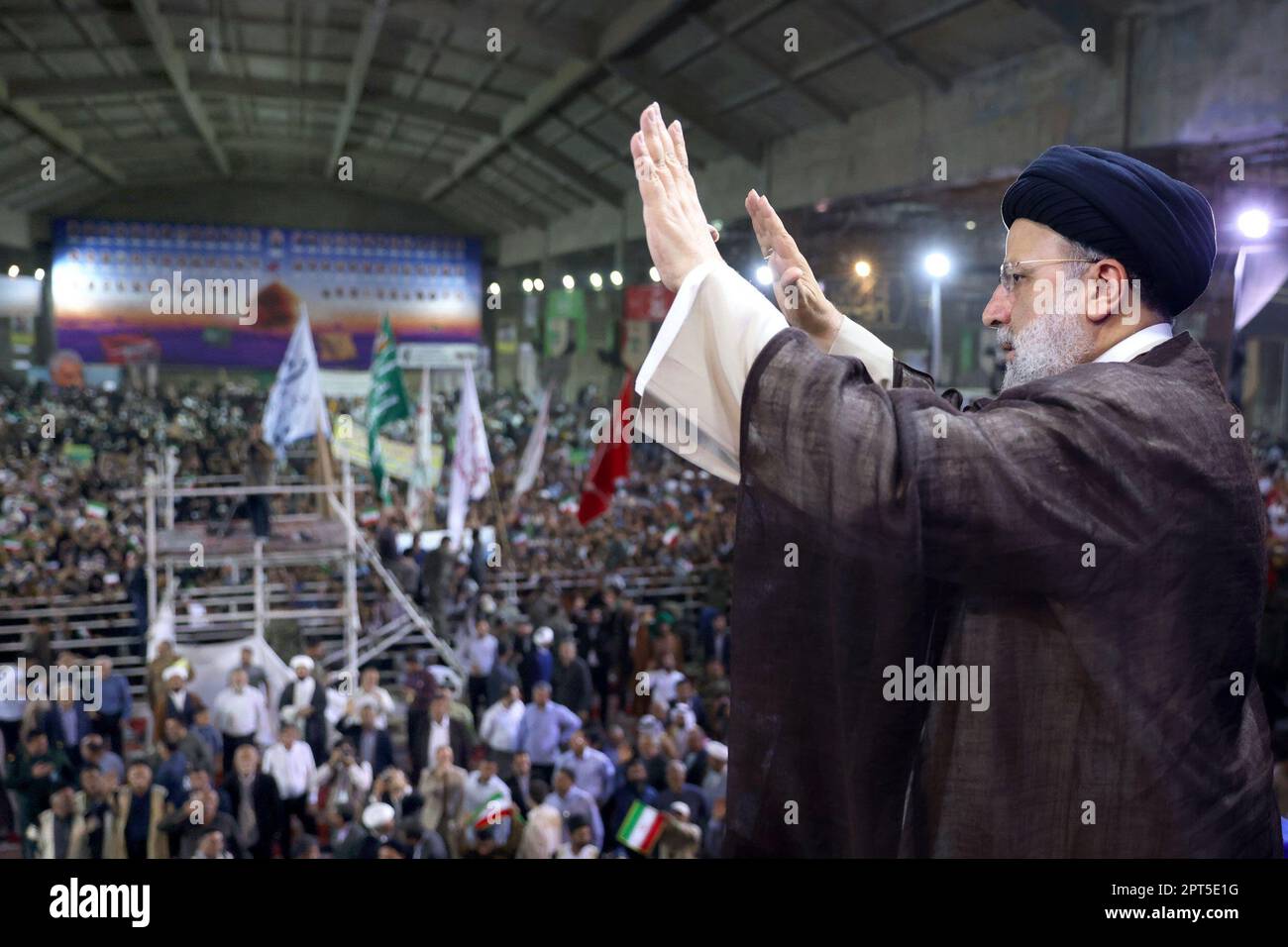 27. April 2023, Ahwaz, Chuzestan, Iran: Der iranische Präsident EBRAHIM RAISI spricht bei der Versammlung der Ahwaz-Menschen. Vor dem Volk von Chuzestan sagte der Präsident: "Ich habe das gleiche Versprechen, das Ihr Volk von Chuzestan gegenüber dem religiösen Juristen, der Revolution, habt. Es geht nicht um die Abstimmung, in unserer religiösen Kultur und im kulturellen System ist der Platz des Paktes viel höher als die Wahl, und so wie Sie Ihrem Pakt mit dem System und der Revolution treu sind, bin ich auch meinem Pakt mit Ihnen treu' (Kreditbild: © iranische Präsidentschaft via ZUMA Press Wire) Stockfoto