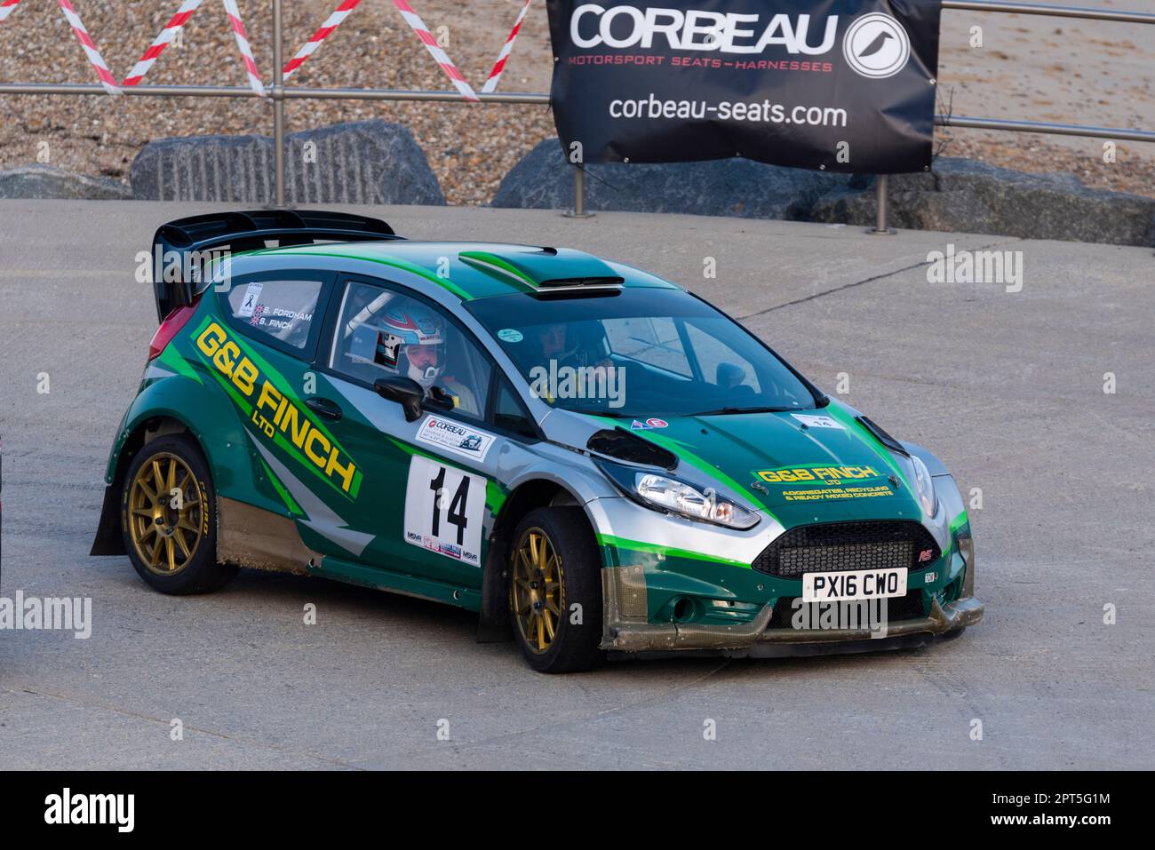 Steve Finch tritt gegen einen Ford Fiesta R5 an, der an der Corbeau Seats Rallye am Meer in Clacton on Sea, Essex, Großbritannien teilnimmt. Mitfahrer Sam Fordham Stockfoto