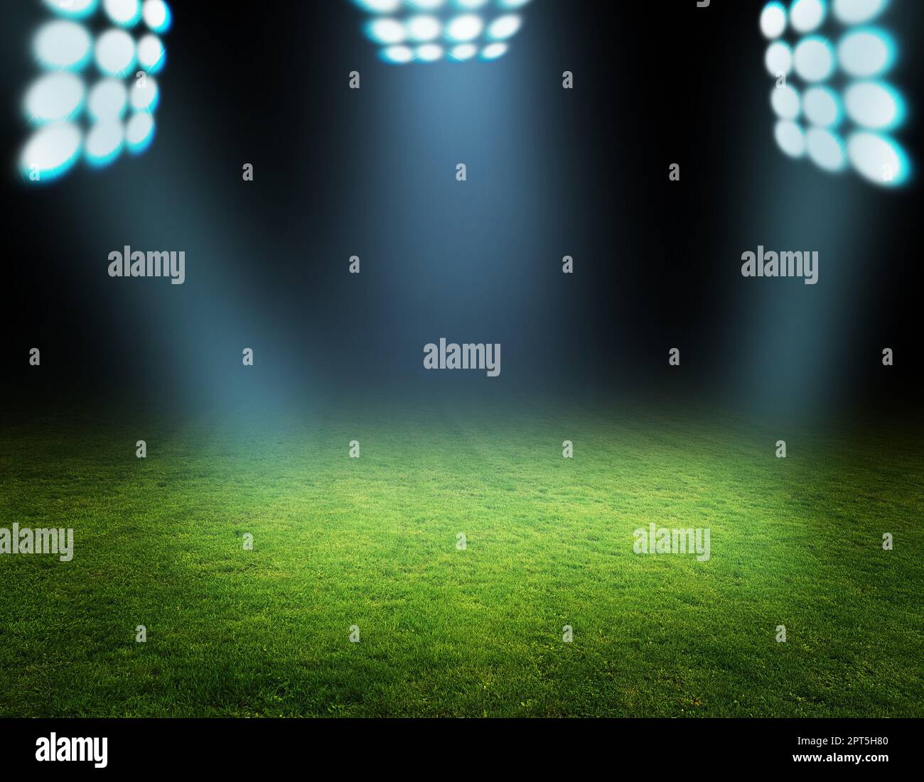 Grünes Fußballfeld und helles Licht Stockfoto