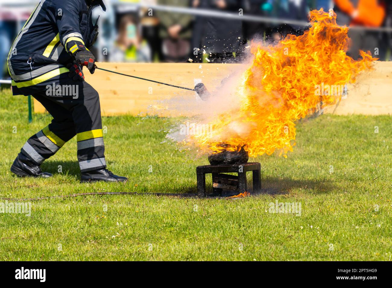 Demonstration eines Küchenbrandes am Feuerwehrtag Stockfoto