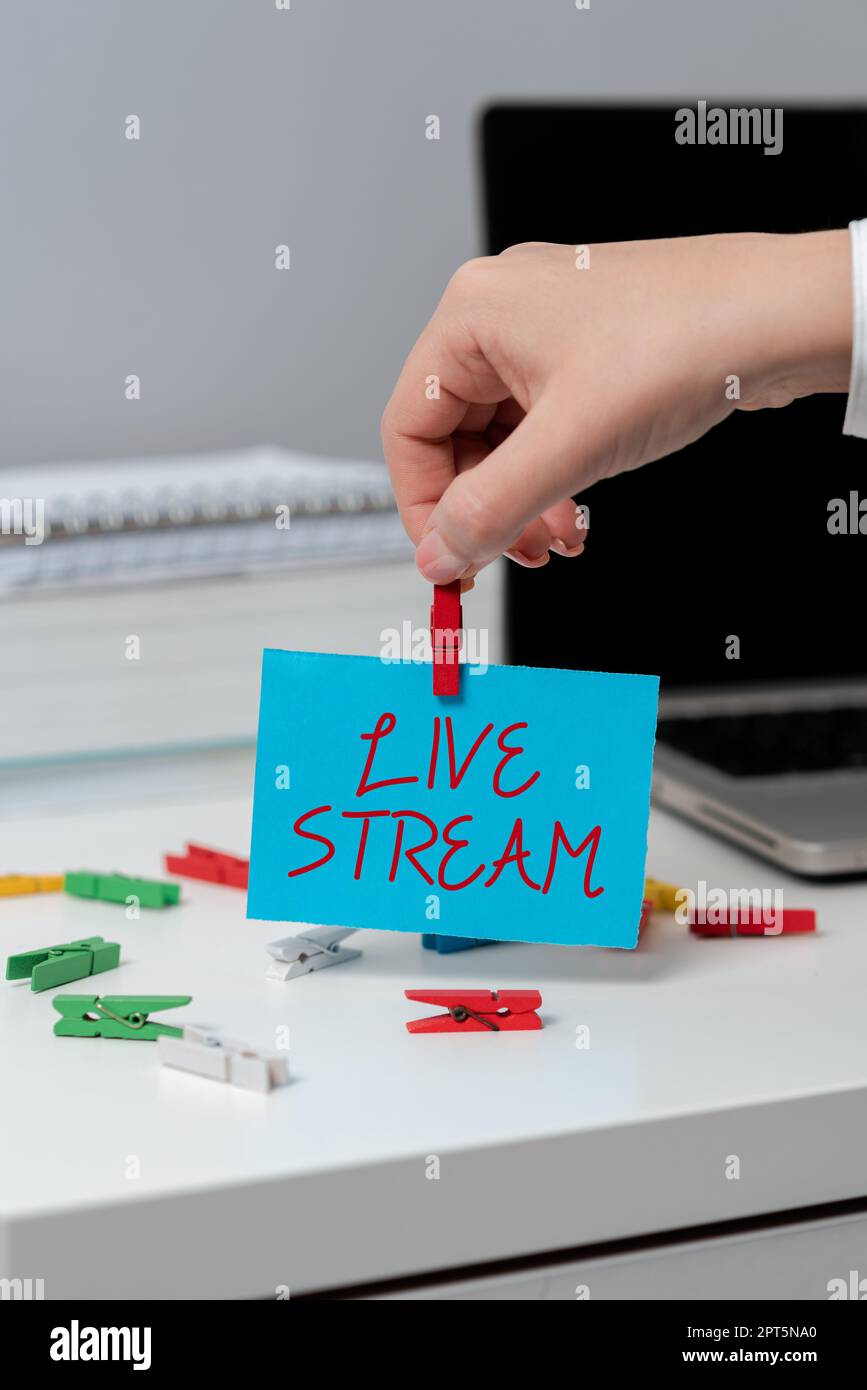 Schreiben Anzeige Text Live Stream, Business Overview ein Video oder Audio-Material mit der Nutzung des Internets zu senden Stockfoto