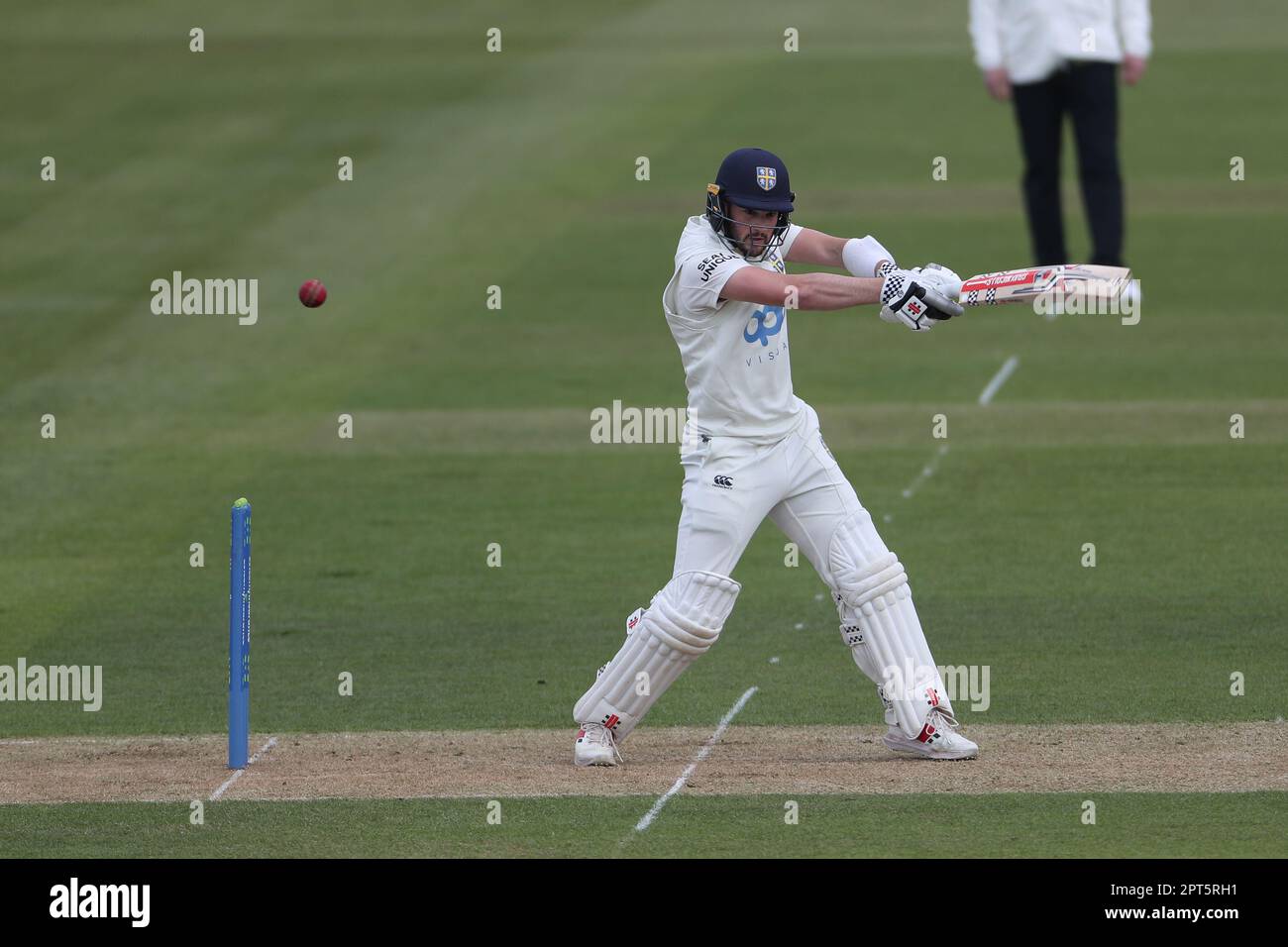 Durham's Olly Robinson beim LV= County Championship Match zwischen Durham und Derbyshire im Seat Unique Riverside, Chester le Street am Donnerstag, den 27. April 2023. (Foto: Mark Fletcher | MI News) Guthaben: MI News & Sport /Alamy Live News Stockfoto