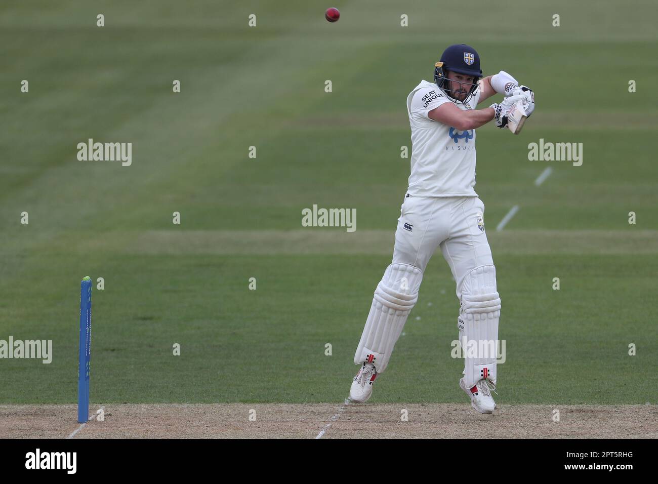 Durham's Olly Robinson beim LV= County Championship Match zwischen Durham und Derbyshire im Seat Unique Riverside, Chester le Street am Donnerstag, den 27. April 2023. (Foto: Mark Fletcher | MI News) Guthaben: MI News & Sport /Alamy Live News Stockfoto