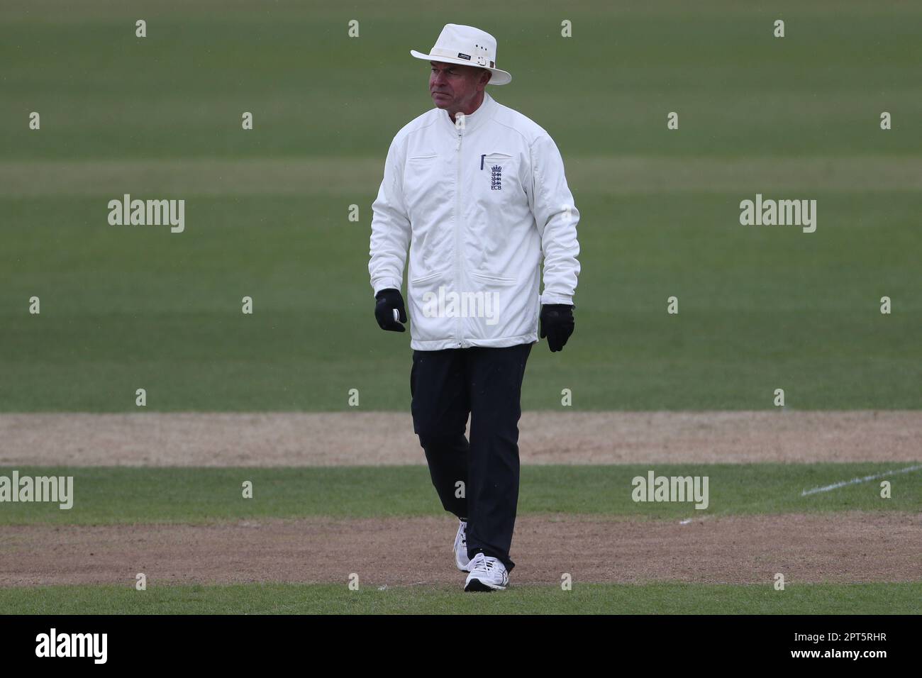 Schiedsrichter Graham Lloyd beim LV= County Championship Match zwischen Durham und Derbyshire im Seat Unique Riverside, Chester le Street am Donnerstag, den 27. April 2023. (Foto: Mark Fletcher | MI News) Guthaben: MI News & Sport /Alamy Live News Stockfoto