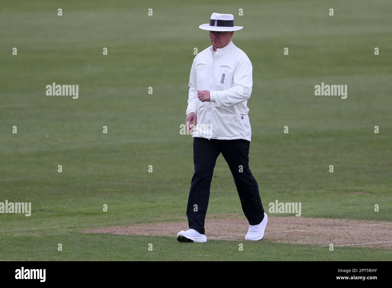 Schiedsrichter Ben Debenham beim LV= County Championship Match zwischen Durham und Derbyshire im Seat Unique Riverside, Chester le Street am Donnerstag, den 27. April 2023. (Foto: Mark Fletcher | MI News) Guthaben: MI News & Sport /Alamy Live News Stockfoto