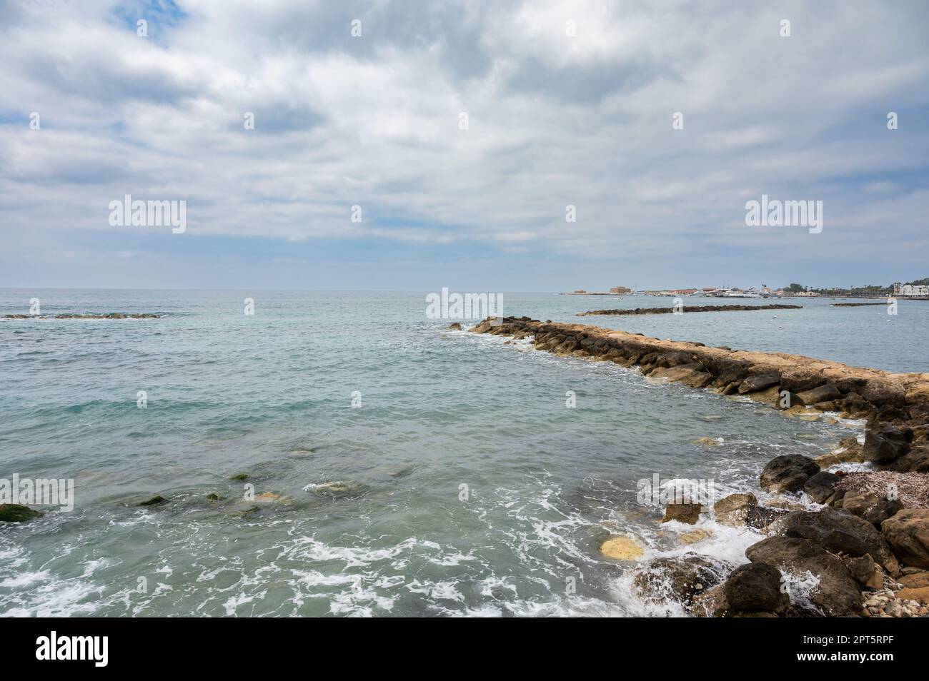 Diagonale Bruchwasserfelsenstruktur am Ufer von Paphos, Zypern Stockfoto