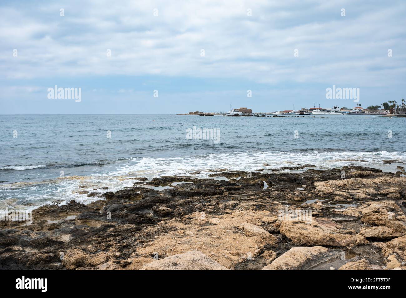 Raue Felsformation am Meer von Paphos, Zypern Stockfoto