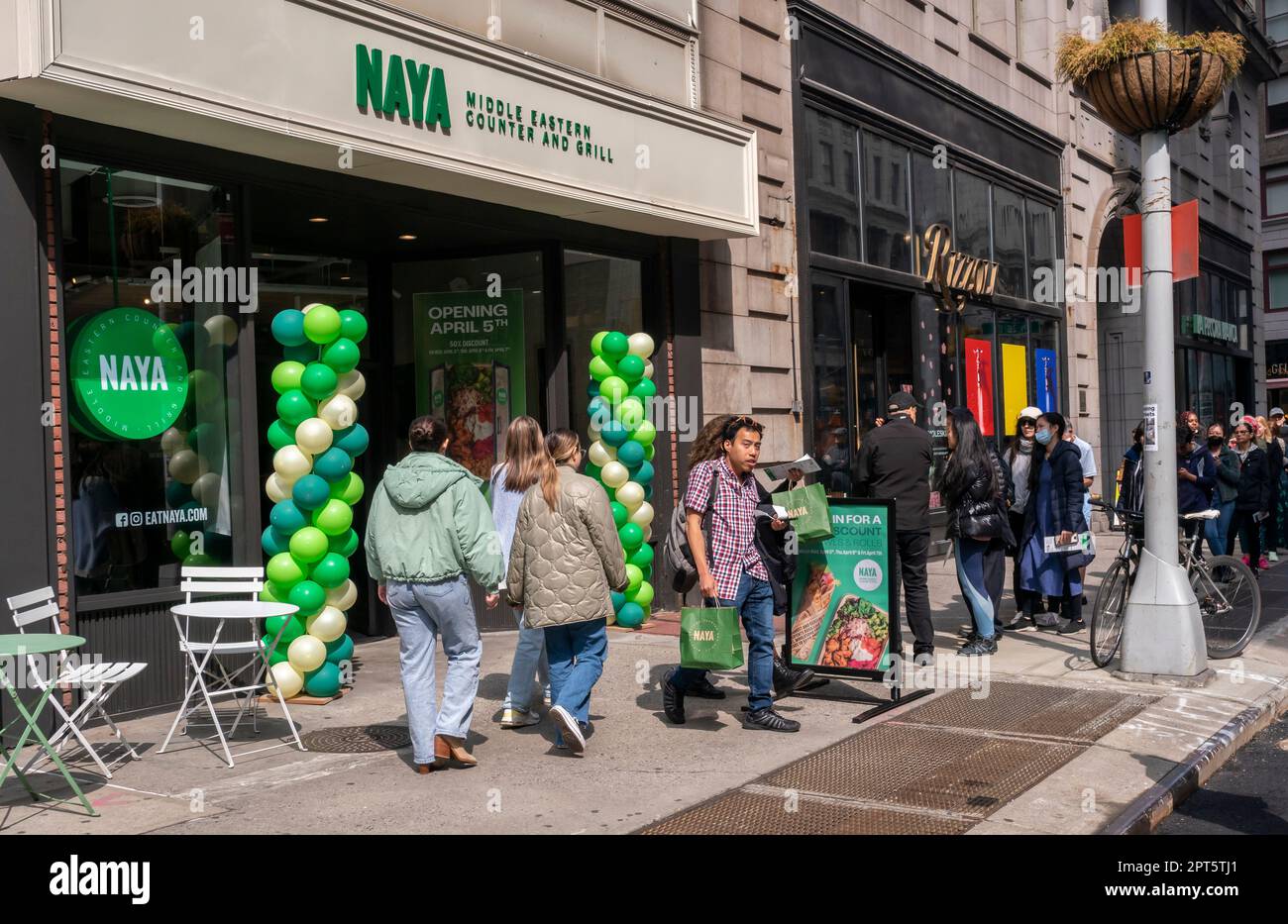 Am Donnerstag, den 6. April 2023, warten Leute in der Schlange bei der Eröffnung eines Ortes der Naya-Kette nahöstlicher Restaurants im Viertel Nomad in New York. (© Richard B. Levine) Stockfoto