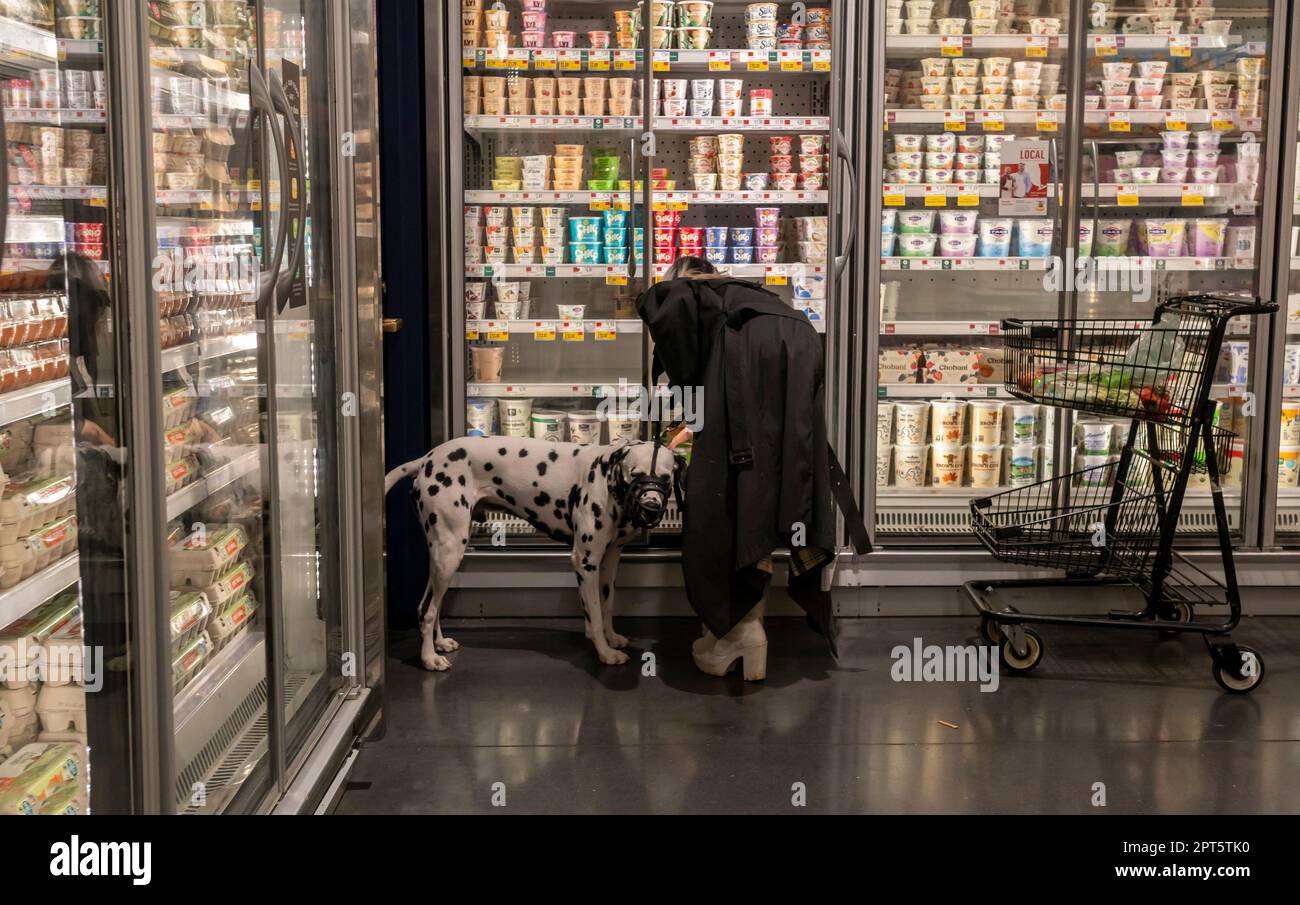 Einkaufen in einem Whole Foods Market Supermarkt in New York am Freitag, den 7. April 2023. Das Labor Department berichtete, dass die USA im März 236.000 neue Arbeitsplätze geschaffen haben, weniger als die 311.000, die im Februar geschaffen wurden. (© Richard B. Levine) Stockfoto