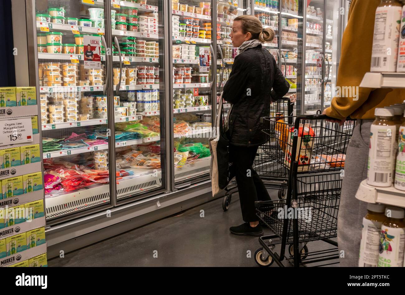 Einkaufen in einem Whole Foods Market Supermarkt in New York am Freitag, den 7. April 2023. Das Labor Department berichtete, dass die USA im März 236.000 neue Arbeitsplätze geschaffen haben, weniger als die 311.000, die im Februar geschaffen wurden. (© Richard B. Levine) Stockfoto