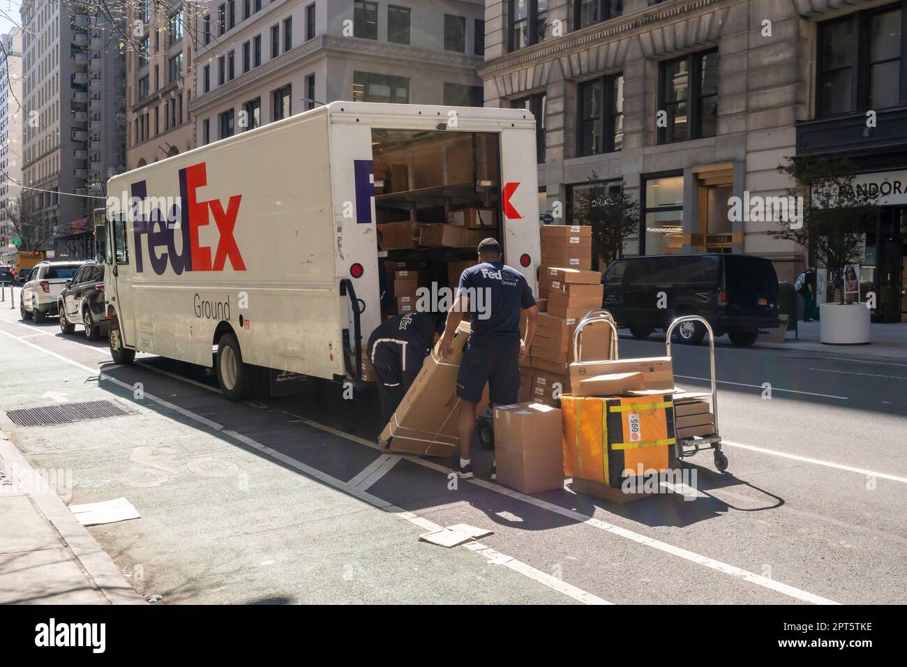 FedEx-Mitarbeiter bereiten sich darauf vor, Lieferungen in New York am Montag, den 10. April 2023 zu sortieren. (© Richard B. Levine) Stockfoto