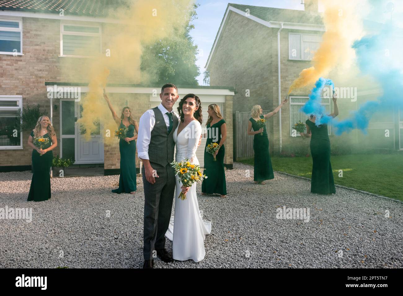 Braut und Bräutigam, Brautjungfern, mit Leuchtfackeln und Hochzeitstag Stockfoto