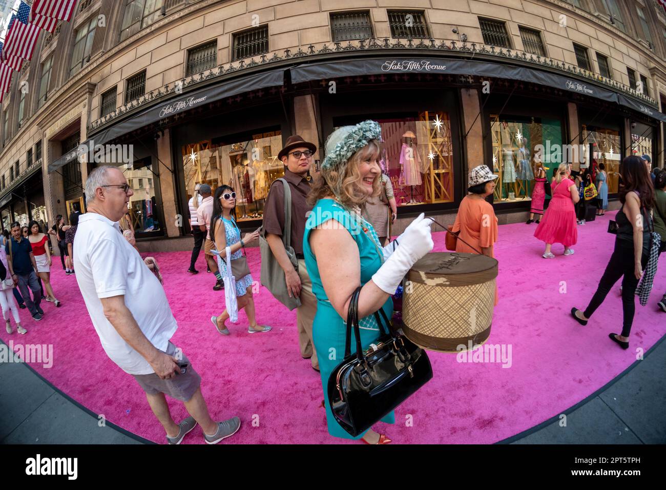 Horden von Fans und Passanten auf der Fifth Avenue für eine umfassende Markenaktivierung, die die fünfte und letzte Saison der Amazon Prime Video-Serie „The Wonderous Mrs. Maisel“ am Freitag, den 14. April 2023 in New York bewerbt. Die Aktivierung, auf der so genannten „Marvelous Mile“, umfasste zahlreiche Fotomotive, rosa und weiße Kekse, eine Ausstellung von zeitgenössischen Kleidungsstücken in der Saks Fifth Avenue und andere Aktivitäten. (© Richard B. Levine) Stockfoto