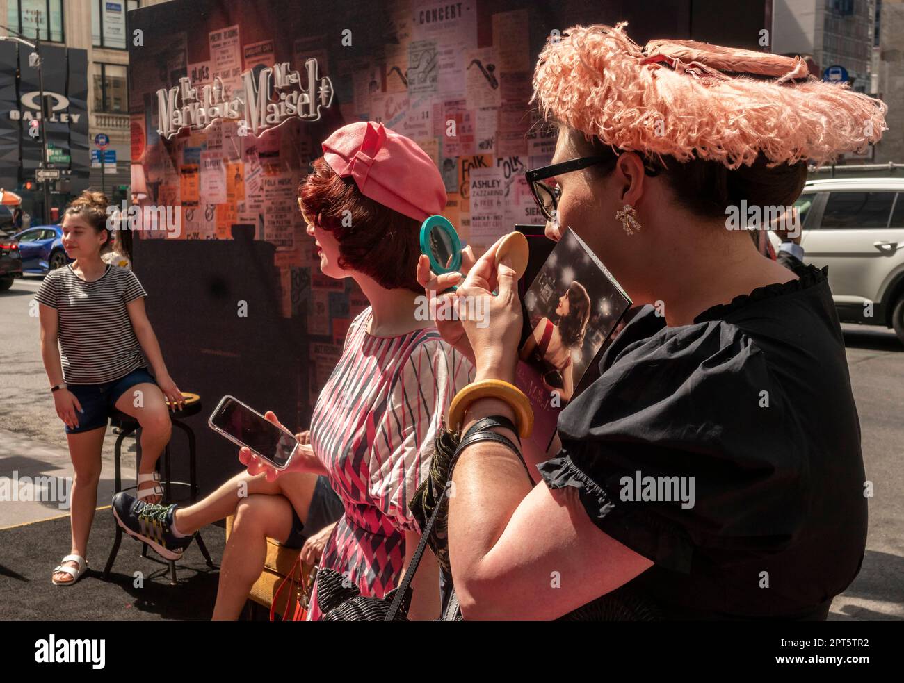 Horden von Fans und Passanten auf der Fifth Avenue für eine umfassende Markenaktivierung, die die fünfte und letzte Saison der Amazon Prime Video-Serie „The Wonderous Mrs. Maisel“ am Freitag, den 14. April 2023 in New York bewerbt. Die Aktivierung, auf der so genannten „Marvelous Mile“, umfasste zahlreiche Fotomotive, rosa und weiße Kekse, eine Ausstellung von zeitgenössischen Kleidungsstücken in der Saks Fifth Avenue und andere Aktivitäten. (© Richard B. Levine) Stockfoto