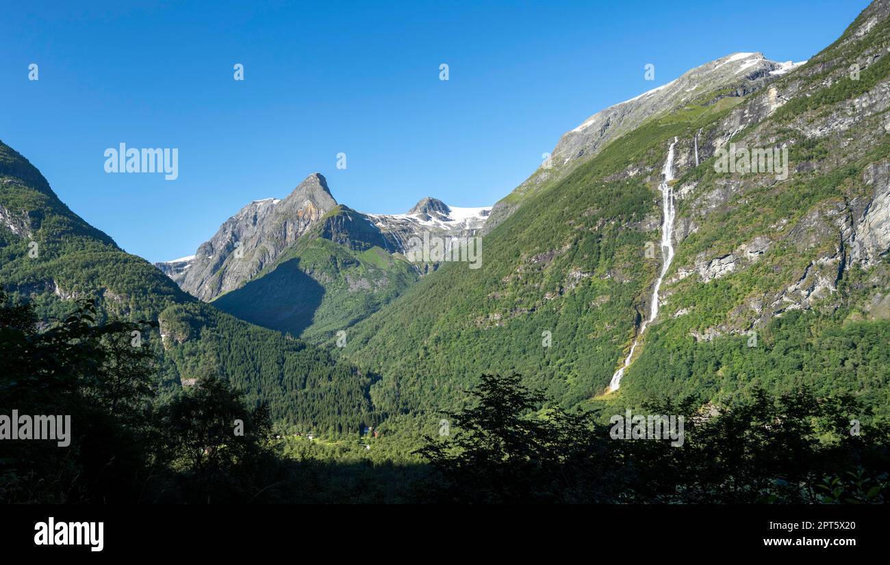 Felsige Berge mit Wasserfall, Berglandschaft, Lodalen, Loen, Norwegen Stockfoto