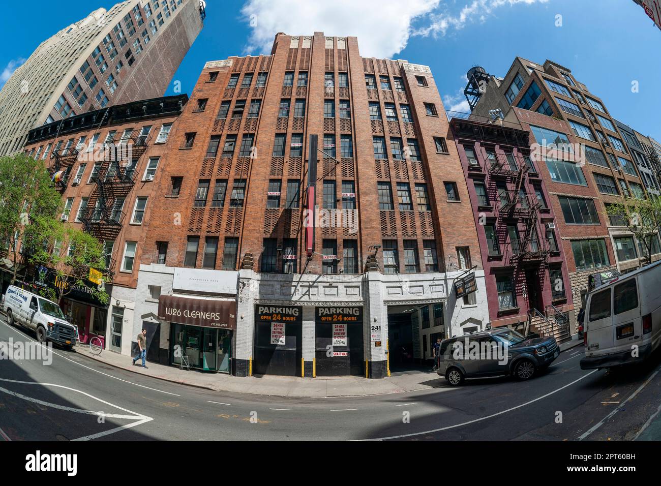 Ein 1930 erbautes Parkhaus in Chelsea in New York am Mittwoch, den 19. April 2023. (© Richard B. Levine) Stockfoto