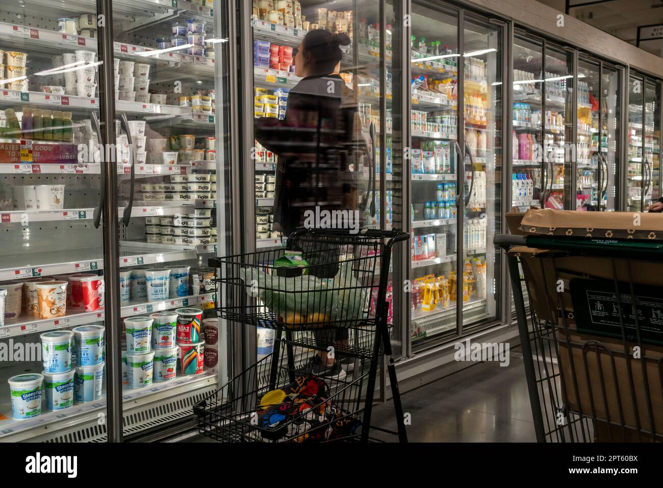 Einkaufen in einem Supermarkt in New York am Montag, den 17. April 2023. Analysten berichten, dass sie glauben, dass die Inflation auf das von der Federal Reserve angestrebte Ziel von 2 % sinken wird. donÕt (© Richard B. Levine) Stockfoto