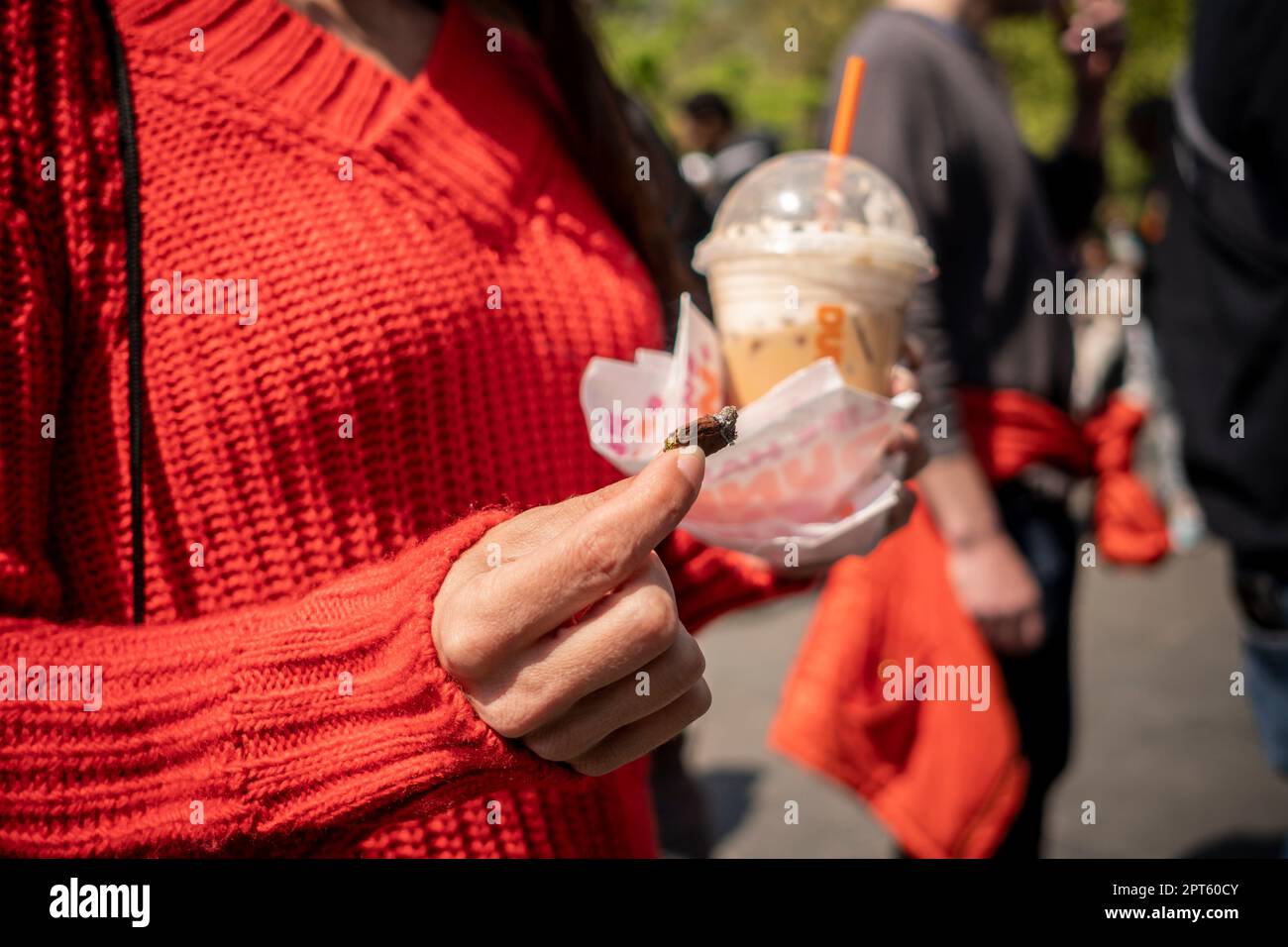 Die „Potrepreneurs“ strömen am Donnerstag, den 20. April 2023, zum Washington Square Park in New York, um ihre Marihuana-bezogenen Waren zu verkaufen und den inoffiziellen Cannabisurlaub „4/20“ zu feiern. New York legalisierte Marihuana 2021. (© Richard B. Levine) Stockfoto