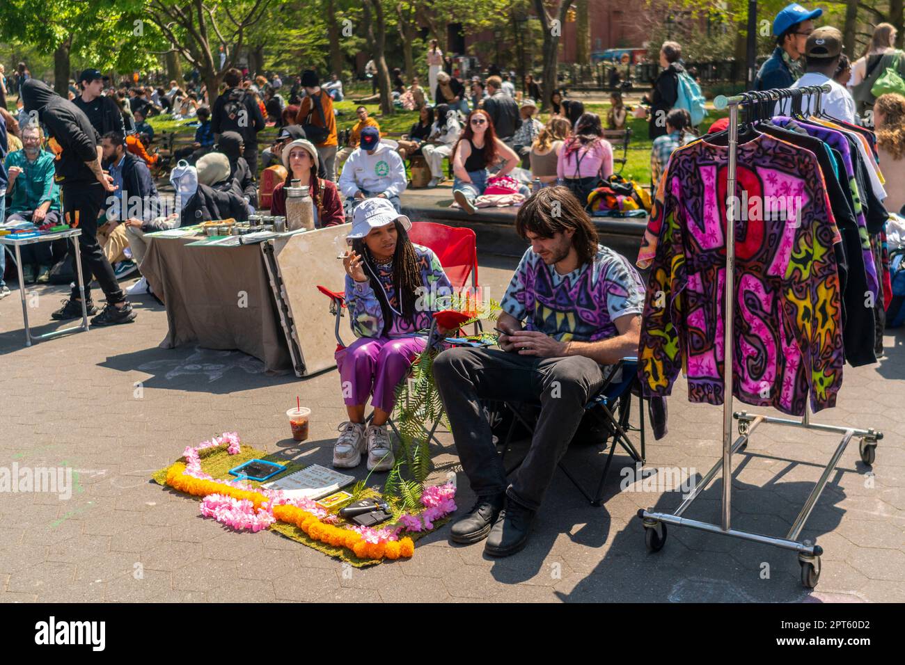 Die „Potrepreneurs“ strömen am Donnerstag, den 20. April 2023, zum Washington Square Park in New York, um ihre Marihuana-bezogenen Waren zu verkaufen und den inoffiziellen Cannabisurlaub „4/20“ zu feiern. New York legalisierte Marihuana 2021. (© Richard B. Levine) Stockfoto