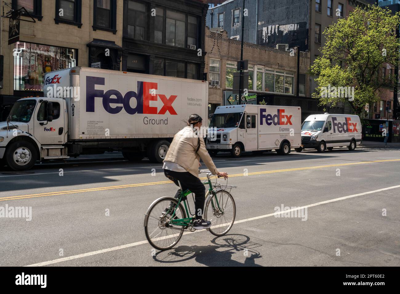 „Papa, Mama und Baby“ FedEx-LKWs parkten am Donnerstag, den 20. April 2023 in Chelsea in New York. (© Richard B. Levine) Stockfoto