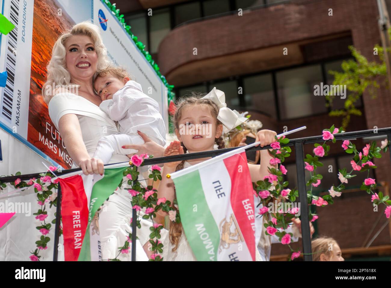Iraner-Amerikaner und ihre Anhänger bei der alljährlichen Persian Parade auf der Madison Ave. In New York am Sonntag, den 23. April 2023. Die Parade feiert Nowruz, Neujahr in Farsi-Sprache. Der Feiertag symbolisiert die Reinigung der Seele und geht zurück auf die präislamische Religion des Zoroastrianismus. (© Richard B. Levine) Stockfoto Iraner-Amerikaner und ihre Anhänger bei der alljährlichen Persian Parade auf der Madison Ave. In New York am Sonntag, den 23. April 2023. Die Parade feiert Nowruz, Neujahr in Farsi-Sprache. Der Feiertag symbolisiert die Reinigung der Seele und geht zurück auf die präislamische Religion des Zoroastrianismus. (© Richard B. Levine) Stockfoto