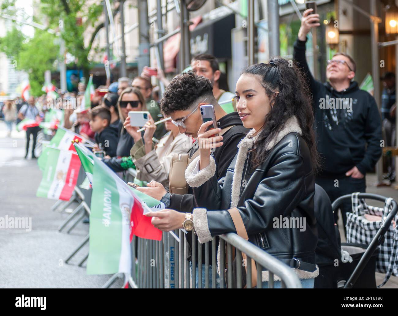 Iraner-Amerikaner und ihre Anhänger bei der alljährlichen Persian Parade auf der Madison Ave. In New York am Sonntag, den 23. April 2023. Die Parade feiert Nowruz, Neujahr in Farsi-Sprache. Der Feiertag symbolisiert die Reinigung der Seele und geht zurück auf die präislamische Religion des Zoroastrianismus. (© Richard B. Levine) Stockfoto Iraner-Amerikaner und ihre Anhänger bei der alljährlichen Persian Parade auf der Madison Ave. In New York am Sonntag, den 23. April 2023. Die Parade feiert Nowruz, Neujahr in Farsi-Sprache. Der Feiertag symbolisiert die Reinigung der Seele und geht zurück auf die präislamische Religion des Zoroastrianismus. (© Richard B. Levine) Stockfoto