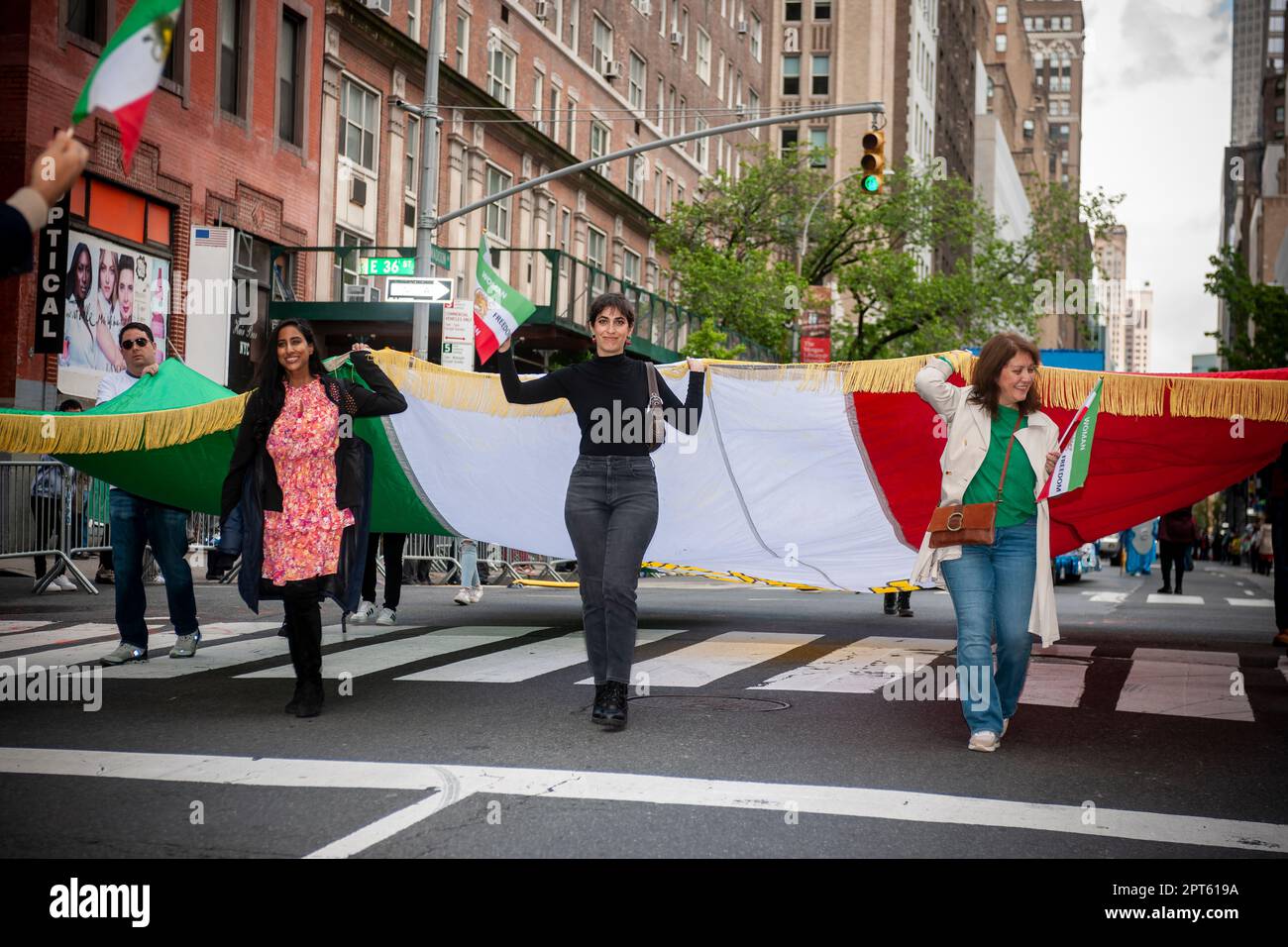 Iraner-Amerikaner und ihre Anhänger bei der alljährlichen Persian Parade auf der Madison Ave. In New York am Sonntag, den 23. April 2023. Die Parade feiert Nowruz, Neujahr in Farsi-Sprache. Der Feiertag symbolisiert die Reinigung der Seele und geht zurück auf die präislamische Religion des Zoroastrianismus. (© Richard B. Levine) Stockfoto Iraner-Amerikaner und ihre Anhänger bei der alljährlichen Persian Parade auf der Madison Ave. In New York am Sonntag, den 23. April 2023. Die Parade feiert Nowruz, Neujahr in Farsi-Sprache. Der Feiertag symbolisiert die Reinigung der Seele und geht zurück auf die präislamische Religion des Zoroastrianismus. (© Richard B. Levine) Stockfoto