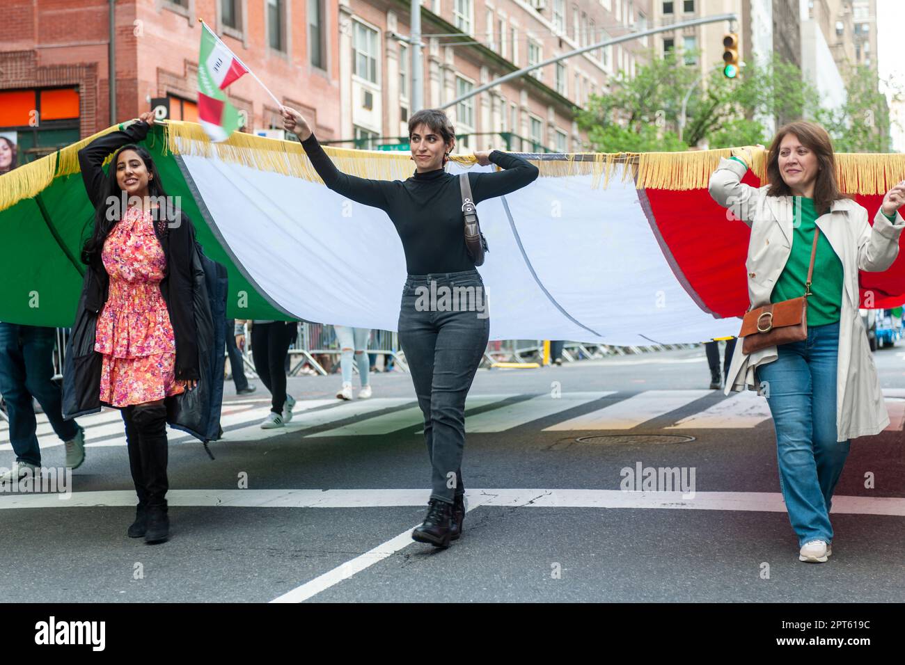 Iraner-Amerikaner und ihre Anhänger bei der alljährlichen Persian Parade auf der Madison Ave. In New York am Sonntag, den 23. April 2023. Die Parade feiert Nowruz, Neujahr in Farsi-Sprache. Der Feiertag symbolisiert die Reinigung der Seele und geht zurück auf die präislamische Religion des Zoroastrianismus. (© Richard B. Levine) Stockfoto Iraner-Amerikaner und ihre Anhänger bei der alljährlichen Persian Parade auf der Madison Ave. In New York am Sonntag, den 23. April 2023. Die Parade feiert Nowruz, Neujahr in Farsi-Sprache. Der Feiertag symbolisiert die Reinigung der Seele und geht zurück auf die präislamische Religion des Zoroastrianismus. (© Richard B. Levine) Stockfoto