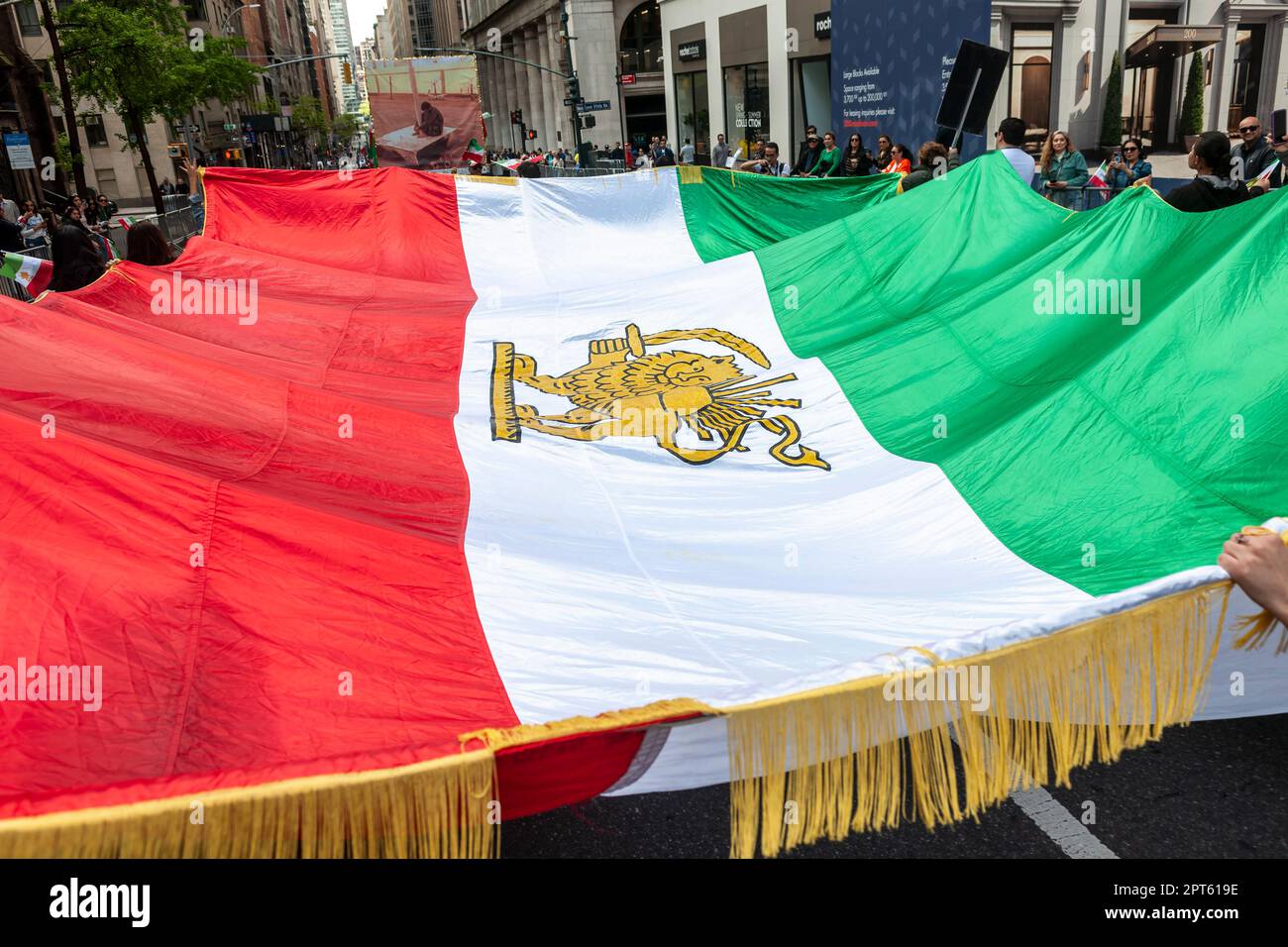Iraner-Amerikaner und ihre Anhänger bei der alljährlichen Persian Parade auf der Madison Ave. In New York am Sonntag, den 23. April 2023. Die Parade feiert Nowruz, Neujahr in Farsi-Sprache. Der Feiertag symbolisiert die Reinigung der Seele und geht zurück auf die präislamische Religion des Zoroastrianismus. (© Richard B. Levine) Stockfoto Iraner-Amerikaner und ihre Anhänger bei der alljährlichen Persian Parade auf der Madison Ave. In New York am Sonntag, den 23. April 2023. Die Parade feiert Nowruz, Neujahr in Farsi-Sprache. Der Feiertag symbolisiert die Reinigung der Seele und geht zurück auf die präislamische Religion des Zoroastrianismus. (© Richard B. Levine) Stockfoto