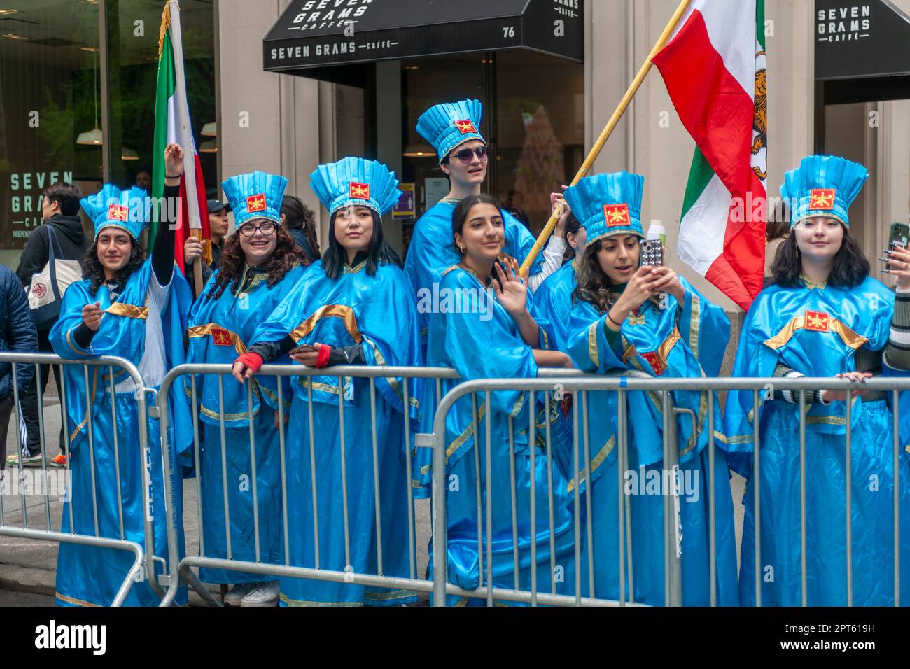 Iraner-Amerikaner und ihre Anhänger bei der alljährlichen Persian Parade auf der Madison Ave. In New York am Sonntag, den 23. April 2023. Die Parade feiert Nowruz, Neujahr in Farsi-Sprache. Der Feiertag symbolisiert die Reinigung der Seele und geht zurück auf die präislamische Religion des Zoroastrianismus. (© Richard B. Levine) Stockfoto Iraner-Amerikaner und ihre Anhänger bei der alljährlichen Persian Parade auf der Madison Ave. In New York am Sonntag, den 23. April 2023. Die Parade feiert Nowruz, Neujahr in Farsi-Sprache. Der Feiertag symbolisiert die Reinigung der Seele und geht zurück auf die präislamische Religion des Zoroastrianismus. (© Richard B. Levine) Stockfoto
