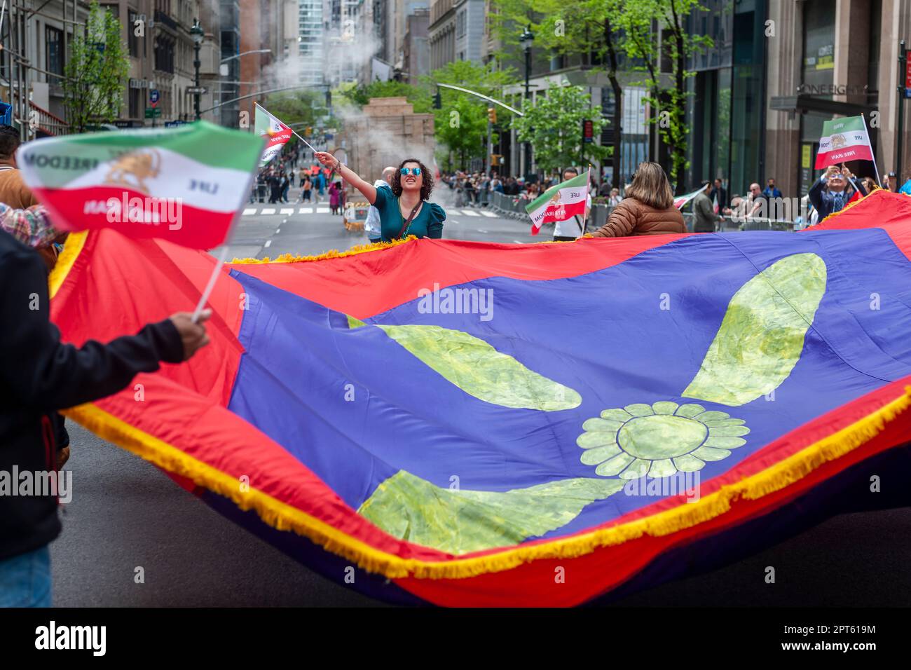 Iraner-Amerikaner und ihre Anhänger bei der alljährlichen Persian Parade auf der Madison Ave. In New York am Sonntag, den 23. April 2023. Die Parade feiert Nowruz, Neujahr in Farsi-Sprache. Der Feiertag symbolisiert die Reinigung der Seele und geht zurück auf die präislamische Religion des Zoroastrianismus. (© Richard B. Levine) Stockfoto Iraner-Amerikaner und ihre Anhänger bei der alljährlichen Persian Parade auf der Madison Ave. In New York am Sonntag, den 23. April 2023. Die Parade feiert Nowruz, Neujahr in Farsi-Sprache. Der Feiertag symbolisiert die Reinigung der Seele und geht zurück auf die präislamische Religion des Zoroastrianismus. (© Richard B. Levine) Stockfoto