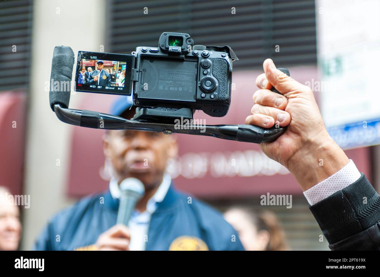 NYC-Bürgermeister Eric Adams bei der jährlichen Persian Parade auf der Madison Ave. In New York am Sonntag, den 23. April 2023. Die Parade feiert Nowruz, Neujahr in Farsi-Sprache. Der Feiertag symbolisiert die Reinigung der Seele und geht zurück auf die präislamische Religion des Zoroastrianismus. (© Richard B. Levine) Stockfoto