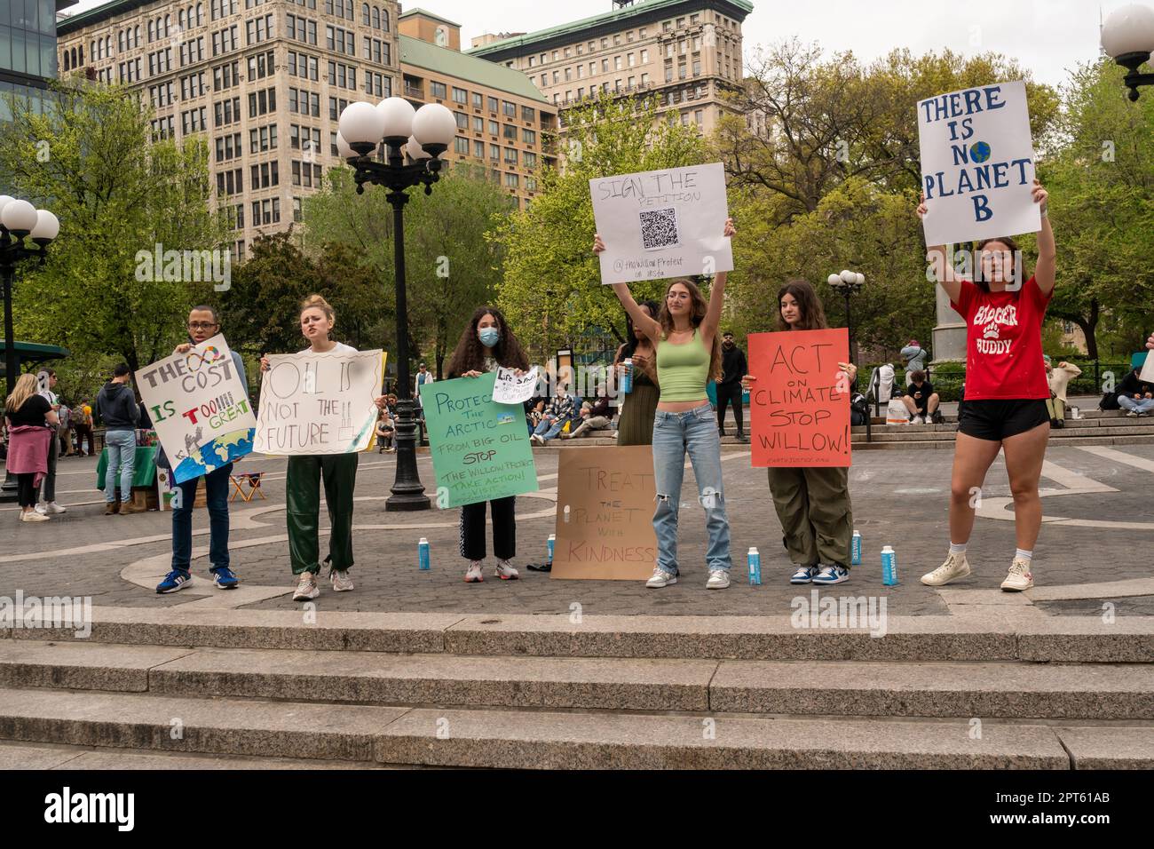 Demonstranten versammeln sich am 22. April 2023 im Union Square Park, um gegen das ConocoPhillips' Willow Project, ein Ölbohrungsunternehmen in Alaska, zu demonstrieren. (© Richard B. Levine) Stockfoto