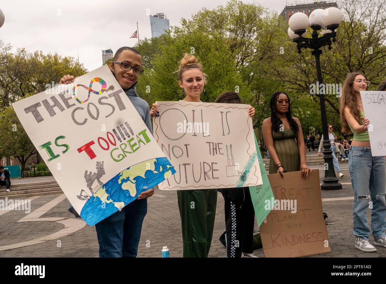 Demonstranten versammeln sich am 22. April 2023 im Union Square Park, um gegen das ConocoPhillips' Willow Project, ein Ölbohrungsunternehmen in Alaska, zu demonstrieren. (© Richard B. Levine) Stockfoto