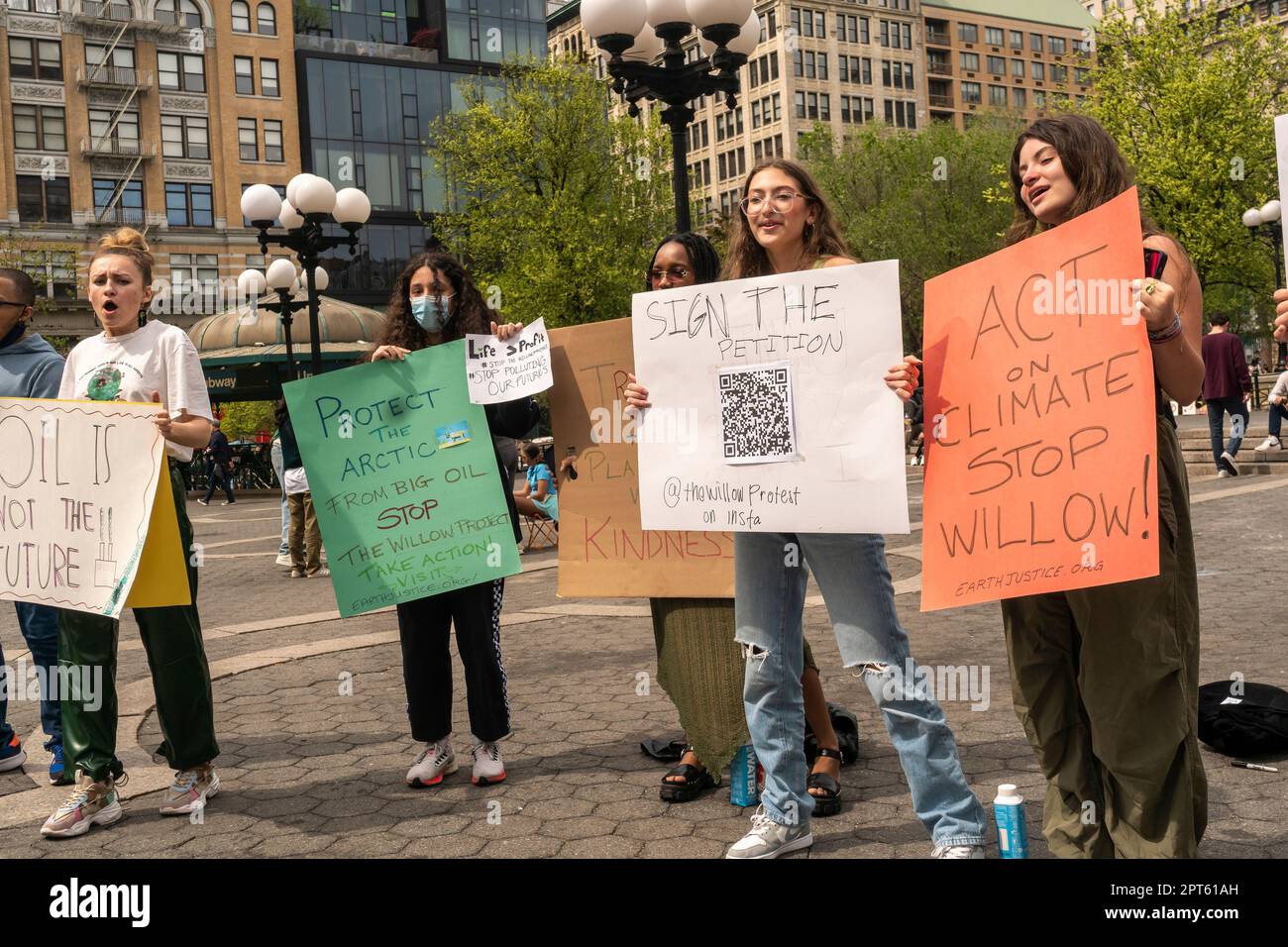 Demonstranten versammeln sich am 22. April 2023 im Union Square Park, um gegen das ConocoPhillips' Willow Project, ein Ölbohrungsunternehmen in Alaska, zu demonstrieren. (© Richard B. Levine) Stockfoto