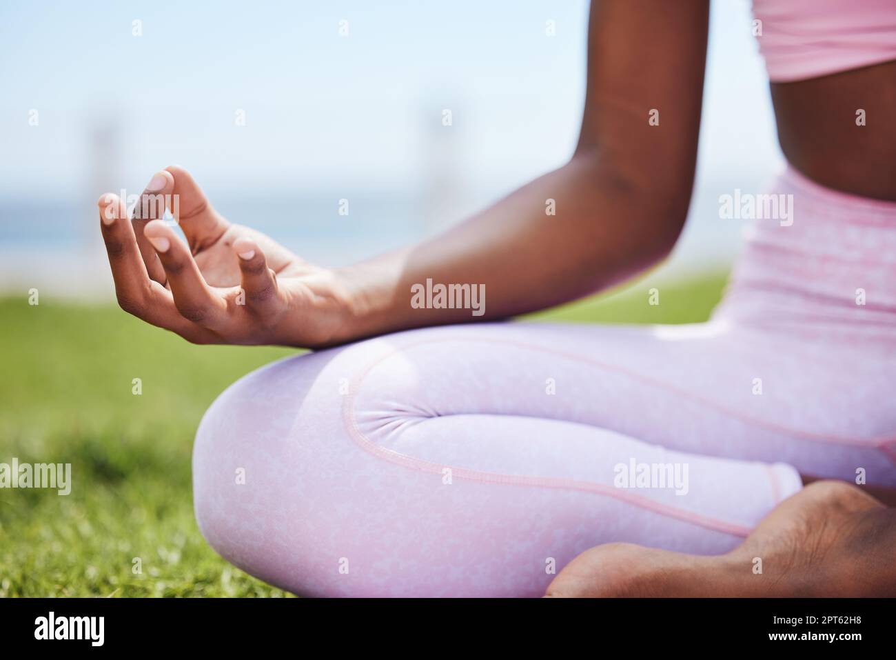 Yoga, Park und schwarze Frau Hand in Zen Meditationsübung, relaxtes Training oder Ruhe Wellness, Glaubens Lebensstil. Meditieren, Herz-Kreislauf und Sport pur Stockfoto