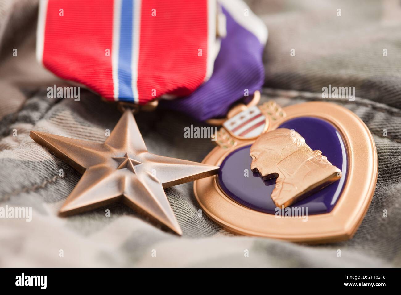 Bronze- und Purple Heart Medaillen auf Camouflage Material Stockfoto