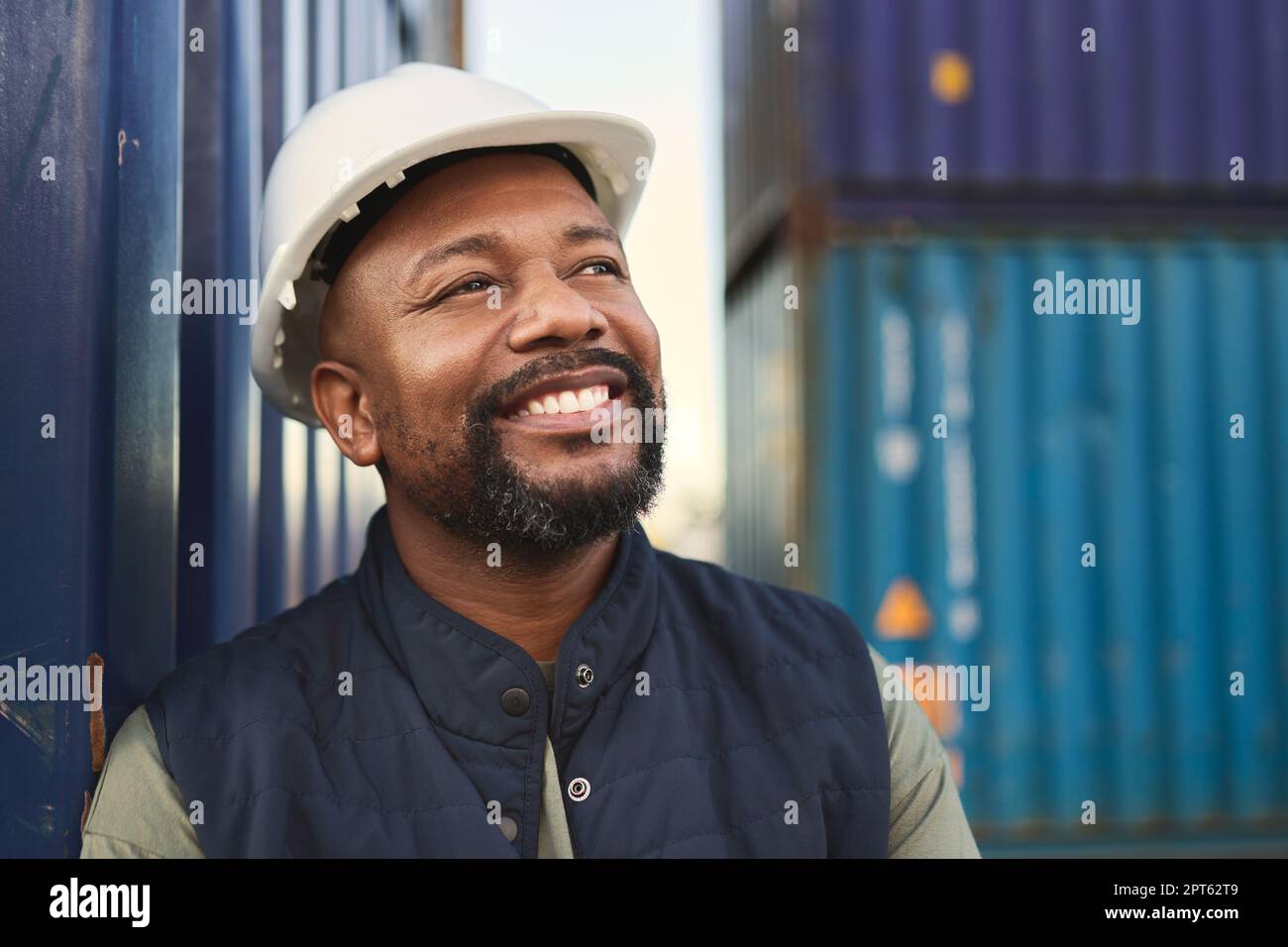 Logistik, Lieferkette und Denken mit einem Lieferarbeiter, der an einem kommerziellen Containerdock in der Exportindustrie arbeitet. E-Commerce, Bestand und ca. Stockfoto