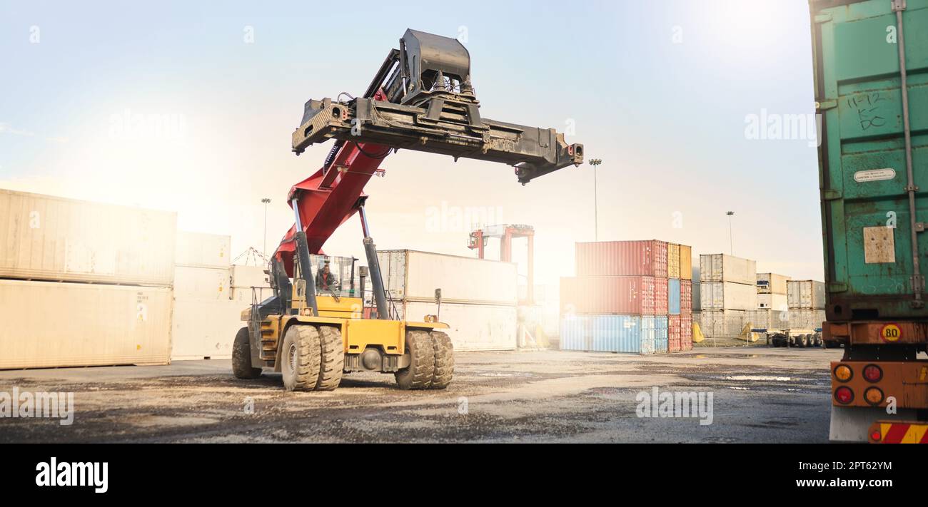 Verladung von Auftragnehmern, Logistik- und Frachtcontainern in der Werft für die Lieferkette, den Vertrieb und das Lager. Versand und Transport von Gütern Stockfoto