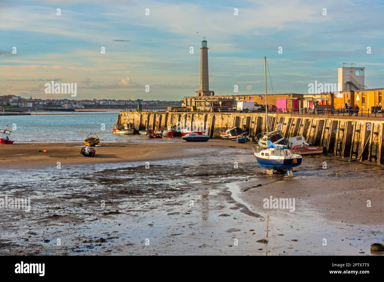 Margate Harbour Arm bei Low Tide Stockfoto