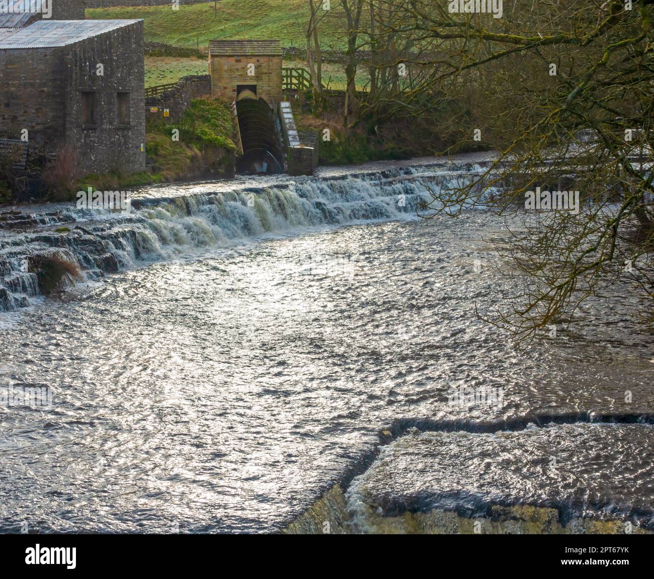 River Bain, Bainbridge, Wensleydale, North Yorkshire. River Bain Hydro ist ein Wasserkraftgenerator mit einer Schraubenturbine. Stockfoto
