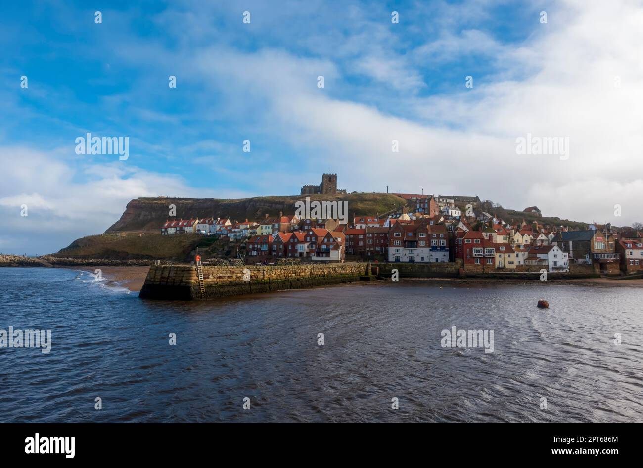 Whitby, East Cliff und River Esk, North Yorkshire, England Stockfoto