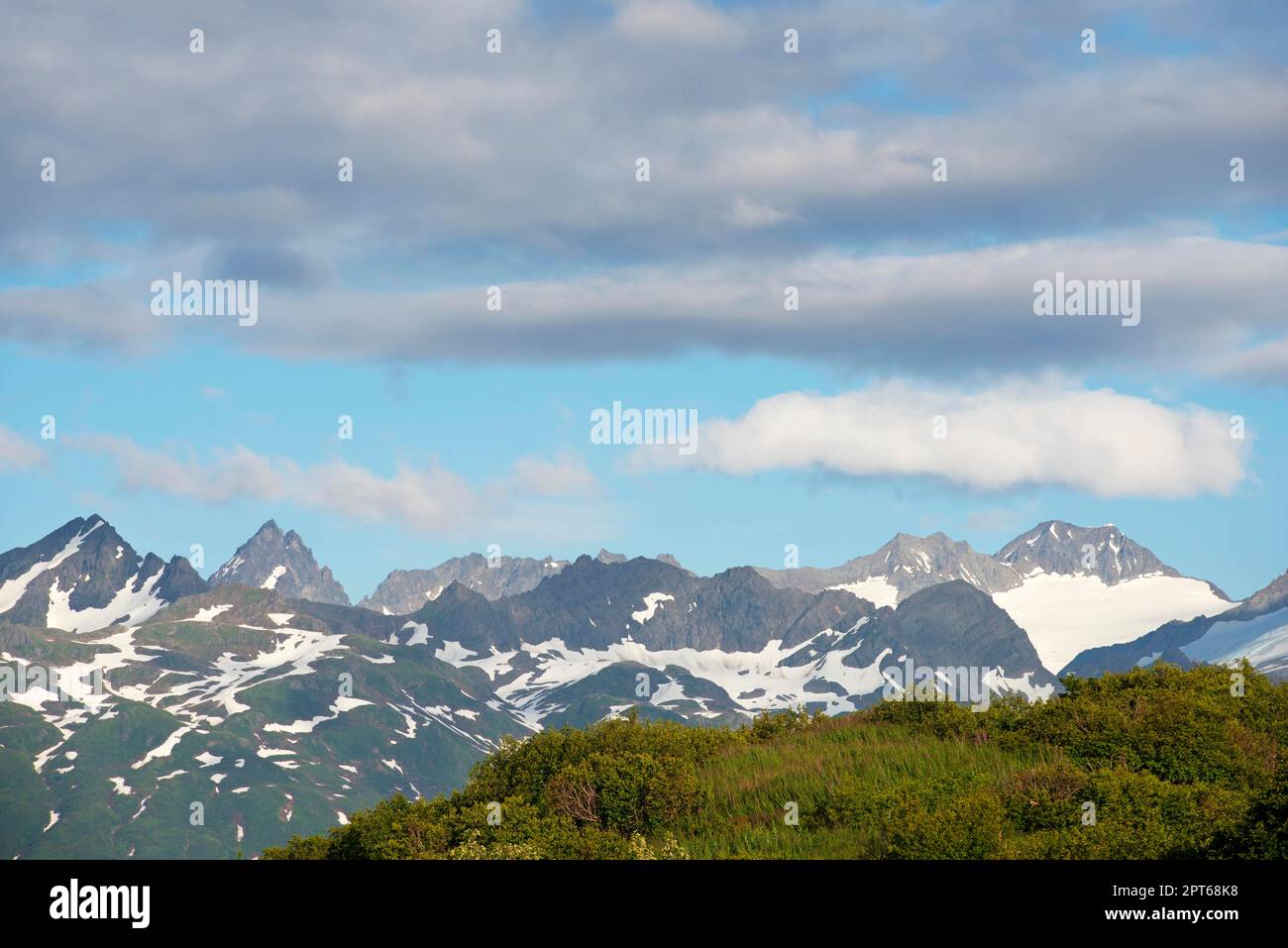 Zentrale Bergkette mit Mount Steller, Vulkan Kukak, Mount Denison im Katmai-Nationalpark, Kukak Bay, Katmai, Alaska, USA Stockfoto