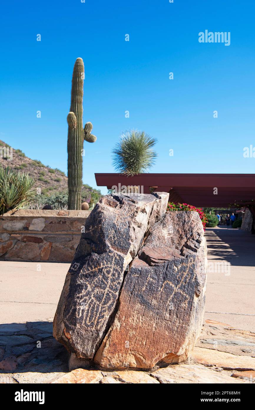 Stein mit indischen Felsschnitzereien, Frank Lloyd Wright Taliesin West Museum, Scottsdale, Arizona, USA Stockfoto