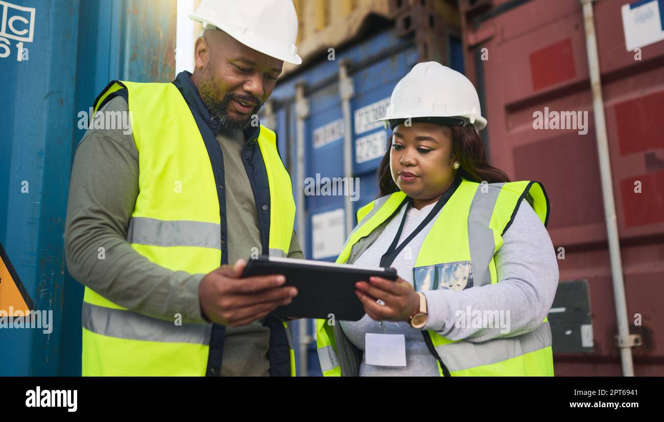 Logistik im Hafen, Transport von Frachtcontainern und Lieferung von Frachtcontainern weltweit. Lagerbestandsbericht, Importe oder Exporte von Gütern und Lieferanten Stockfoto