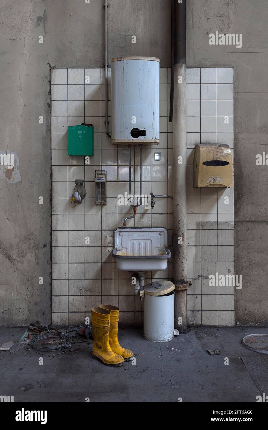 Handwaschbecken mit Durchlauferhitzer in einer Fabrikhalle in einer ehemaligen Papierfabrik, Lost Place, Baden-Württemberg, Deutschland Stockfoto