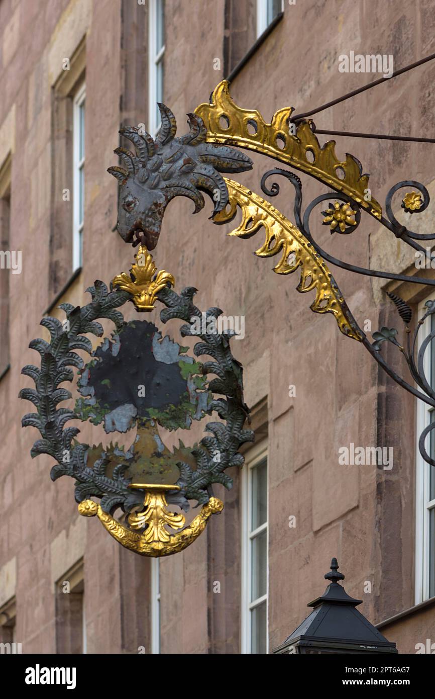 Detail des historischen Nasenschilds Burghotel, Lammsgasse 3, Nürnberg, Mittelfrankreich, Bayern, Deutschland Stockfoto