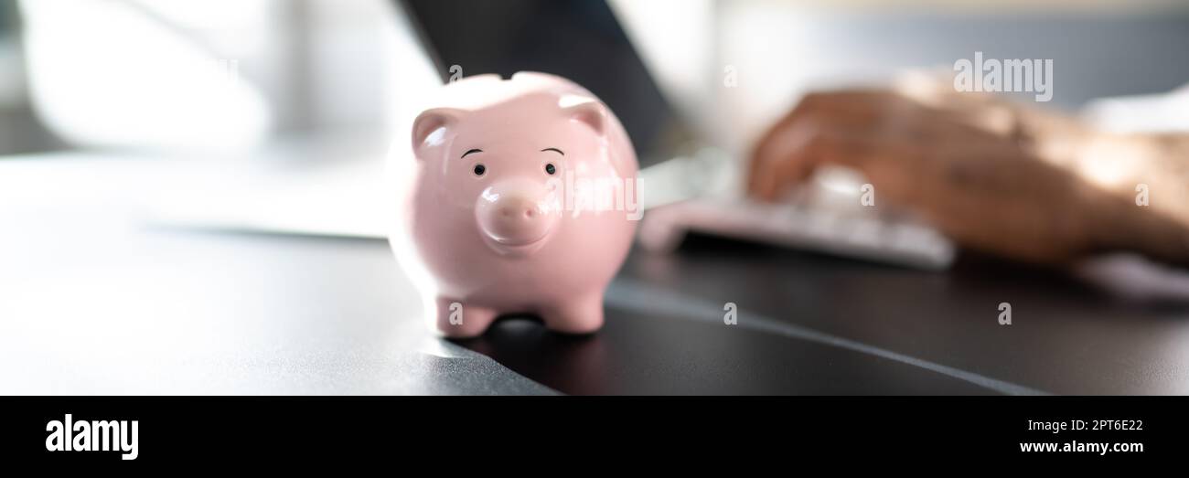 Sparen Sie Geld Online Mit Bank Piggy Und Laptop-Computer Stockfoto