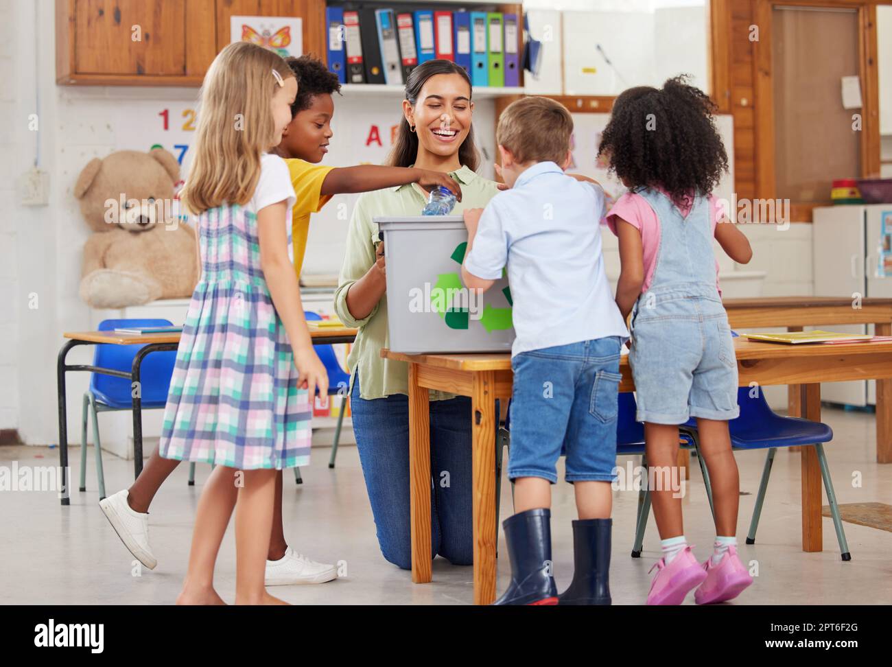 Ihre Bildung fördert die Neugier auf Erkundungen. Eine junge Frau, die eine Klasse von Vorschulkindern unterrichtet Stockfoto