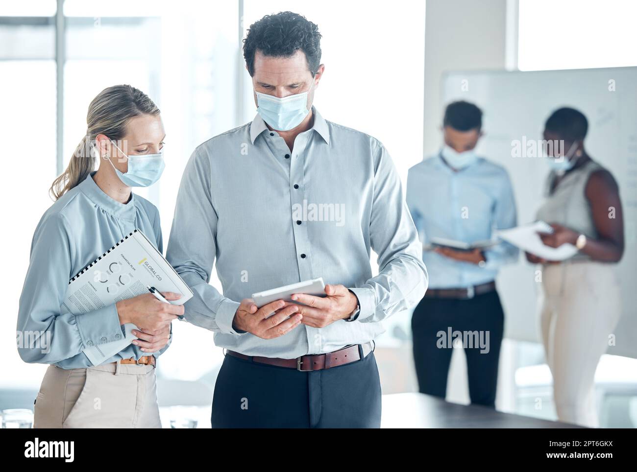 Büro-, Mann-und-Frau-Maske, Tablet und Dokumente für Planung, Analyse und Teamarbeit in der Werbung. Menschen, Diskussion und Technik im Business du Stockfoto